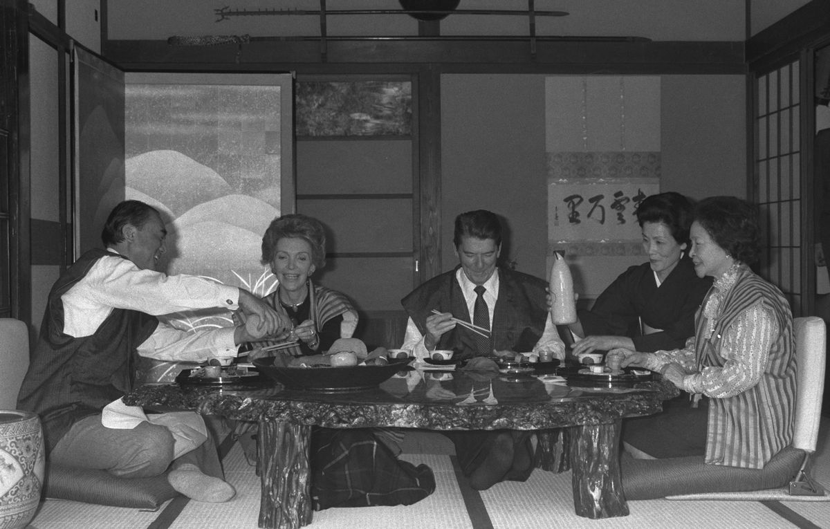 写真・図版 : 国賓として日本を訪問したレーガン米大統領夫妻（中央）を別荘の「日の出山荘」に招いてもてなす中曽根康弘首相夫妻（両端）=1983年11月11日、東京都日の出町