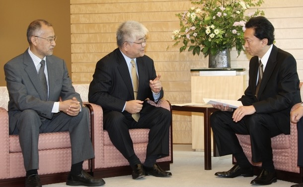 写真・図版 : 2010年、当時の鳩山由紀夫首相と会談する金澤一郎氏（中央）