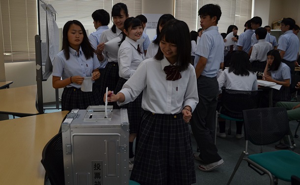 参院選前に模擬投票をする高校生たち＝2019年6月、京都府宇治市の立命館宇治高校 