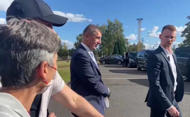 写真・図版 : チェコのバビシュ首相（右から２人目）に質問するチェコ調査報道センターの記者（手前左端）＝2021年9月30日、独公共放送ＮＤＲ撮影のビデオから