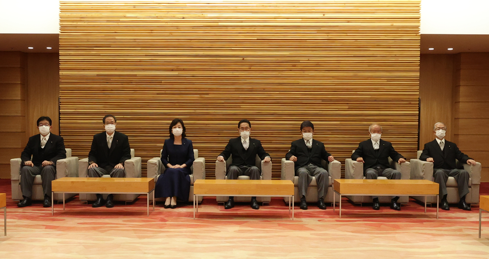 写真・図版 : 初閣議に臨む岸田首相（中央）と新閣僚ら