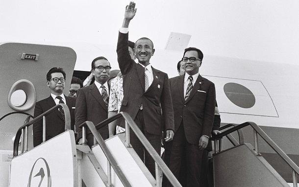 日航特別機から姿を見せ手を振る小野田寛郎さん 1974年3月12日