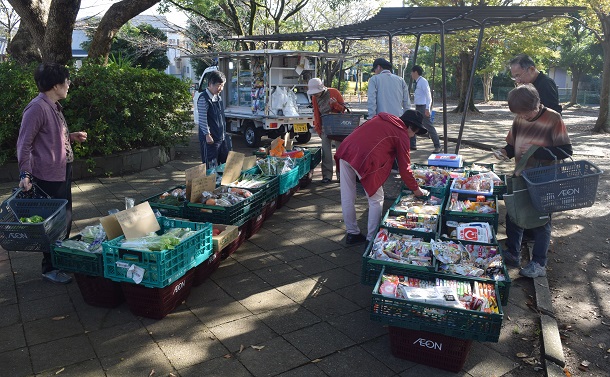 写真・図版 : 多くの高齢者が買い物に訪れた移動販売＝2019年10月、千葉県船橋市みやぎ台