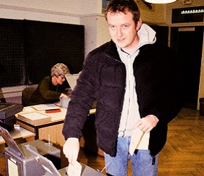 写真・図版 : 2004年、スイスで刑法改正をめぐる国民投票が行われた。チューリヒ市内の投票の様子