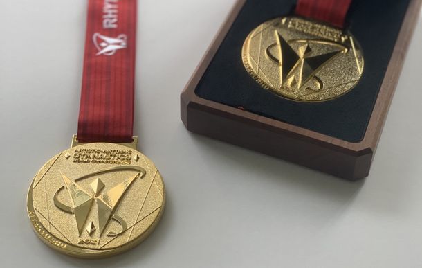 写真・図版 : 世界体操・新体操選手権のメダル。北九州市の技術を活かし、資源回収事業で集められた資源が使われた＝北九州市提供
