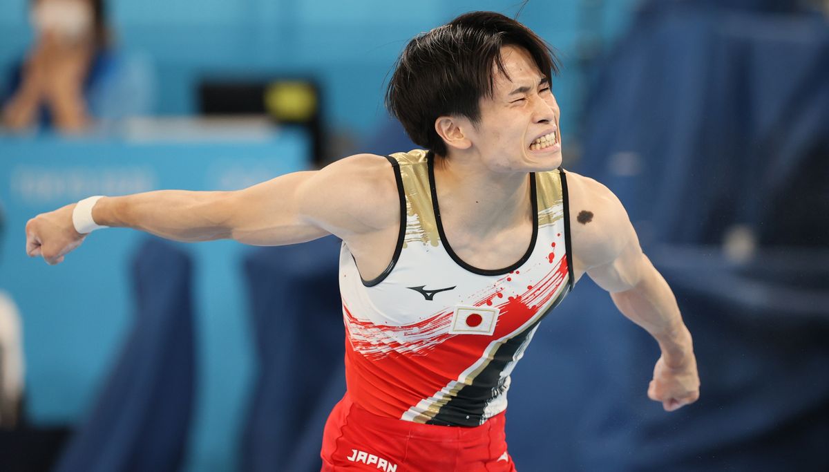 写真・図版 : 東京五輪の体操男子・種目別あん馬で銅メダルを獲得した萱和磨。演技を終えガッツポーズした＝2021年8月1日