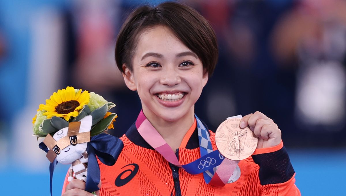 写真・図版 : 東京五輪の体操女子・種目別ゆかで銅メダルを獲得し、表彰式で笑顔を見せる村上茉愛＝2021年8月2日
