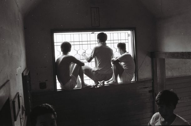 写真・図版 : 1959年に撮影した、大村入国者収容所（現在は大村入国管理センター）の内部。朝鮮戦争に伴う日本への密航者や、在日コリアンを送還するために収容した＝長崎県大村市