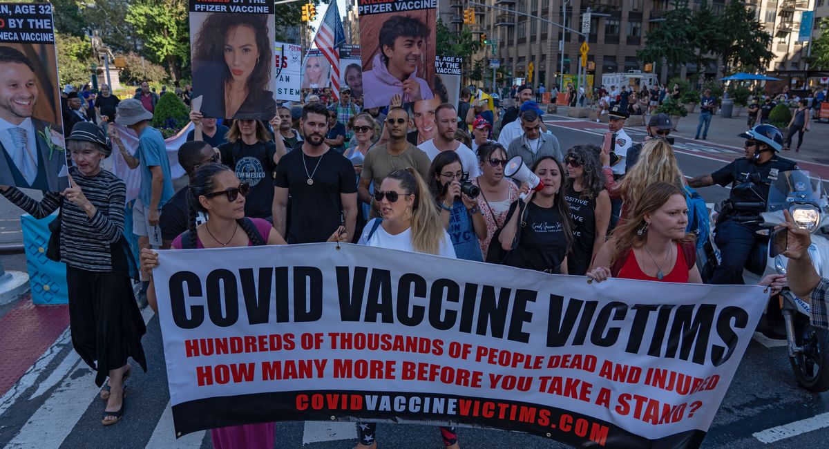 写真・図版 : ワクチン接種の義務化に抗議するため、ニューヨークを行進する人たち＝2021年9月4日（Ron Adar / Shutterstock.com）