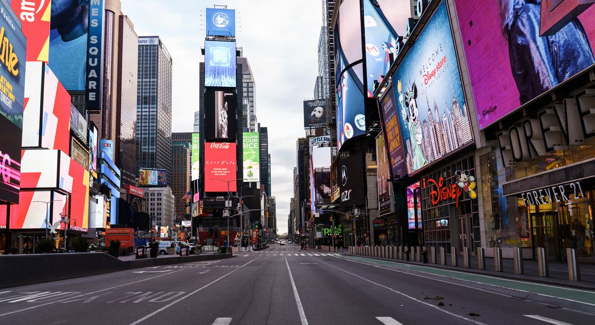 写真・図版 : ロックダウン下のニューヨーク42番街のタイムズスクエア周辺。人通りが消えた＝2020年3月26日(tetiana.photographer / Shutterstock.com)