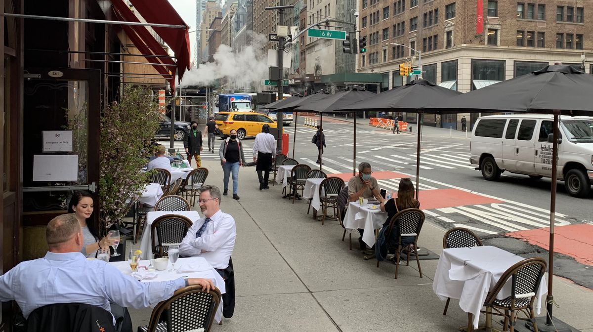写真・図版 : 感染対策のための屋外飲食がすっかり定着している＝ニューヨーク