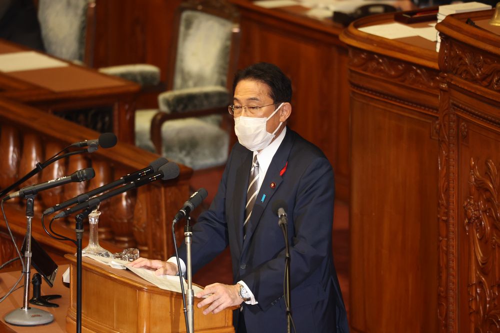 写真・図版 : 衆院本会議場で所信表明演説する岸田文雄首相（2021年10月8日）
