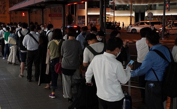 写真・図版 : 首都圏の地震で電車が停まり、JR品川駅前でタクシーを待つ人たち＝2021年10月7日、深夜0時55分