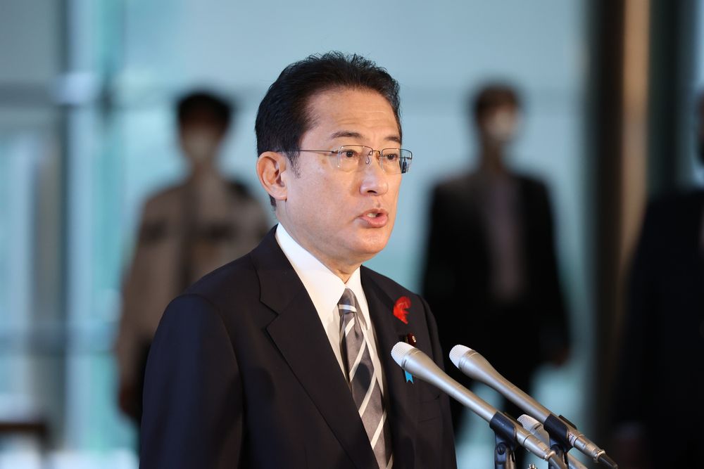 写真・図版 : 首相官邸で取材に応じる岸田首相