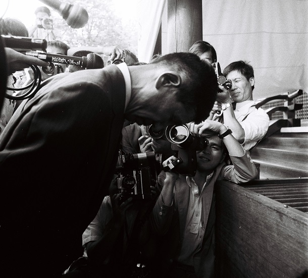 終戦記念日に靖国神社に参拝、拝殿前で黙とうする小野田寛郎さん