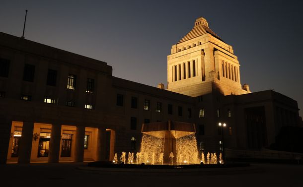 写真・図版 : 衆議院が解散した国会議事堂。写真左側は衆議院の正面玄関＝2021年10月14日