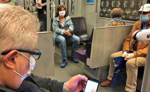 写真・図版 : マスクをして地下鉄に乗る市民。ドイツでは2020年4月末までに公共交通機関や小売店でのマスク着用が義務化され、2021年1月には公共交通機関などでの布マスクの使用は認められなくなった＝2020年4月27日、ベルリン