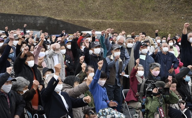 写真・図版 : 選挙戦入りし、候補者と拳を突き上げる支持者たち