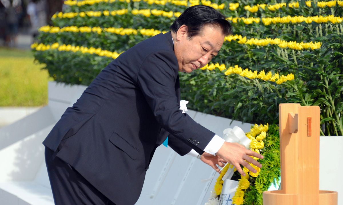 写真・図版 : 平和記念式典で献花する野田佳彦首相。あいさつでは脱原発に言及しなかった＝2012年8月6日、広島市の平和記念公園