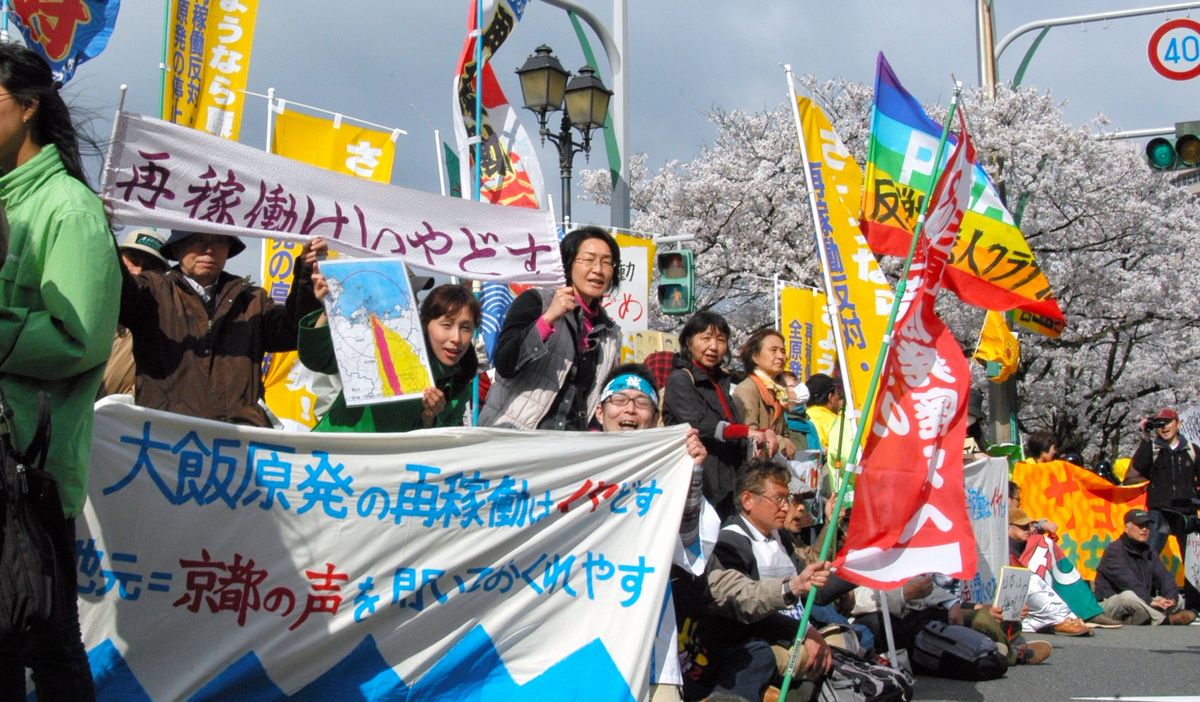 写真・図版 : 再稼働への動きに抗議するため、福井県庁前に県内外から集まった人たち＝2012年4月14日