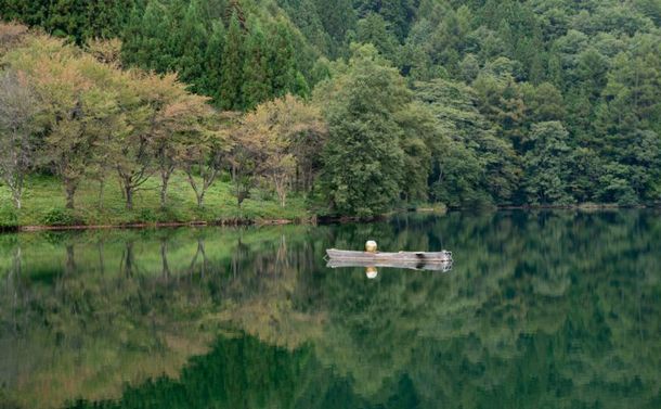 写真・図版 : マーリア・ヴィルッカラ「何が起こって　何が起こるか」。地震で流された寺の鐘が今も聞こえてくるという湖の伝説とそこを通る「塩の道」にインスピレーションを得て、湖の畔を散策し、過去や未来を想い、自然を感じる時間を創出する。Photo: Tsuyoshi Hongo