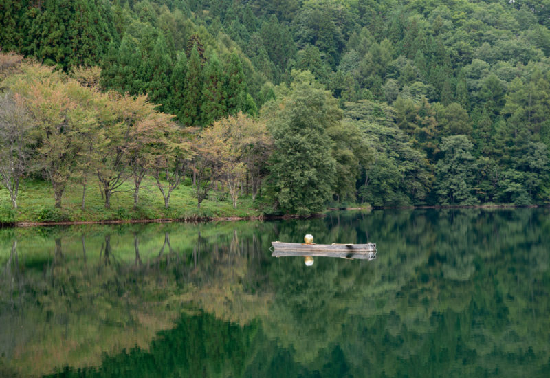 写真・図版 : マーリア・ヴィルッカラ「何が起こって　何が起こるか」　地震で流された寺の鐘が今も聞こえてくるという湖の伝説とそこを通る「塩の道」にインスピレーションを得て、湖の畔を散策し、過去や未来を想い、自然を感じる時間を創出する。Photo: Tsuyoshi Hongo