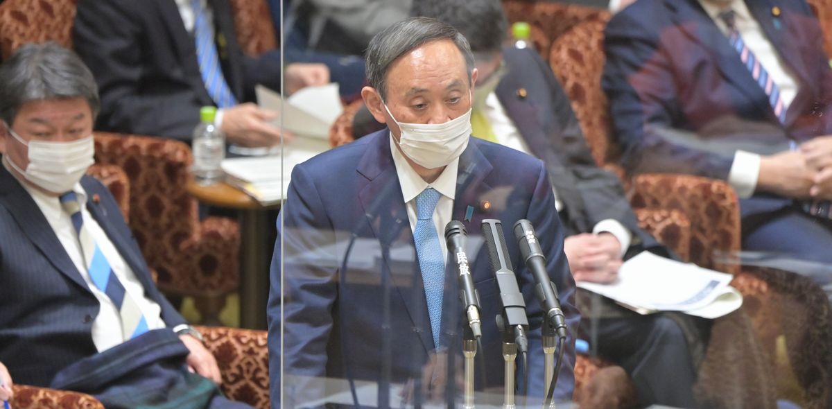 写真・図版 : 参院予算委で答弁する菅義偉首相。コロナ禍で生活に苦しむ人たちへの対応を問われ、「政府には最終的には生活保護という仕組み」があると述べた＝2021年1月27日