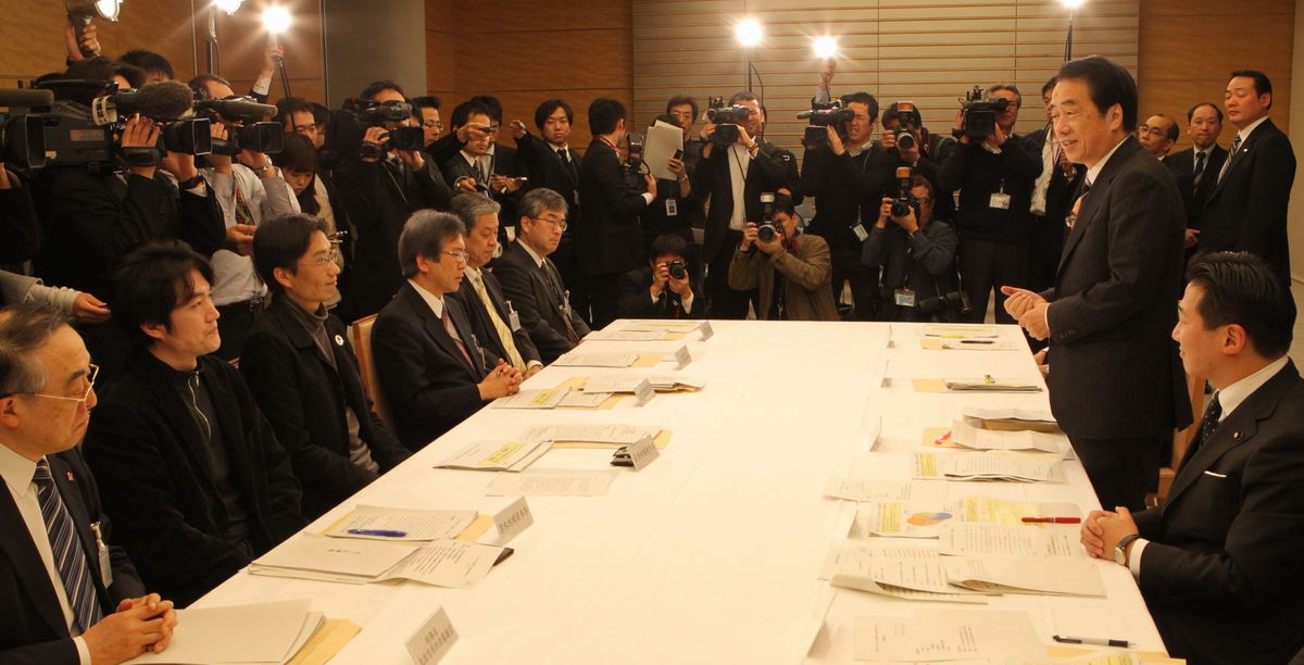 写真・図版 : 第1回「一人ひとりを包摂する社会」の会合であいさつする菅直人首相（右）＝2011年1月18日、首相官邸