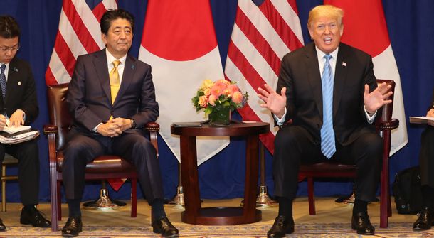 写真・図版 : 日米首脳会談に臨むトランプ大統領と安倍晋三首相＝2018年9月26日、ニューヨーク