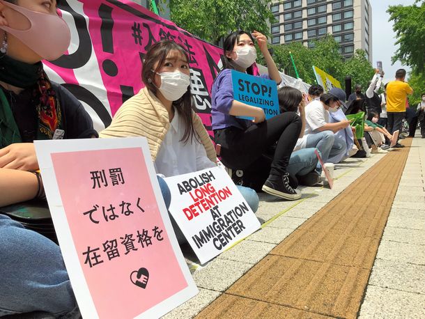 写真・図版 : 入管法改正案に反対する座り込みに参加した若者たち＝2021年5月14日、東京都千代田区の国会前