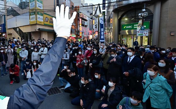 写真・図版 : 衆院選の候補者たちは街頭に立ち、それぞれの支持を訴えた。東京都内の商店街では演説を聞こうと集まった人たちに候補者が手を振る姿も見られた＝2021年10月24日