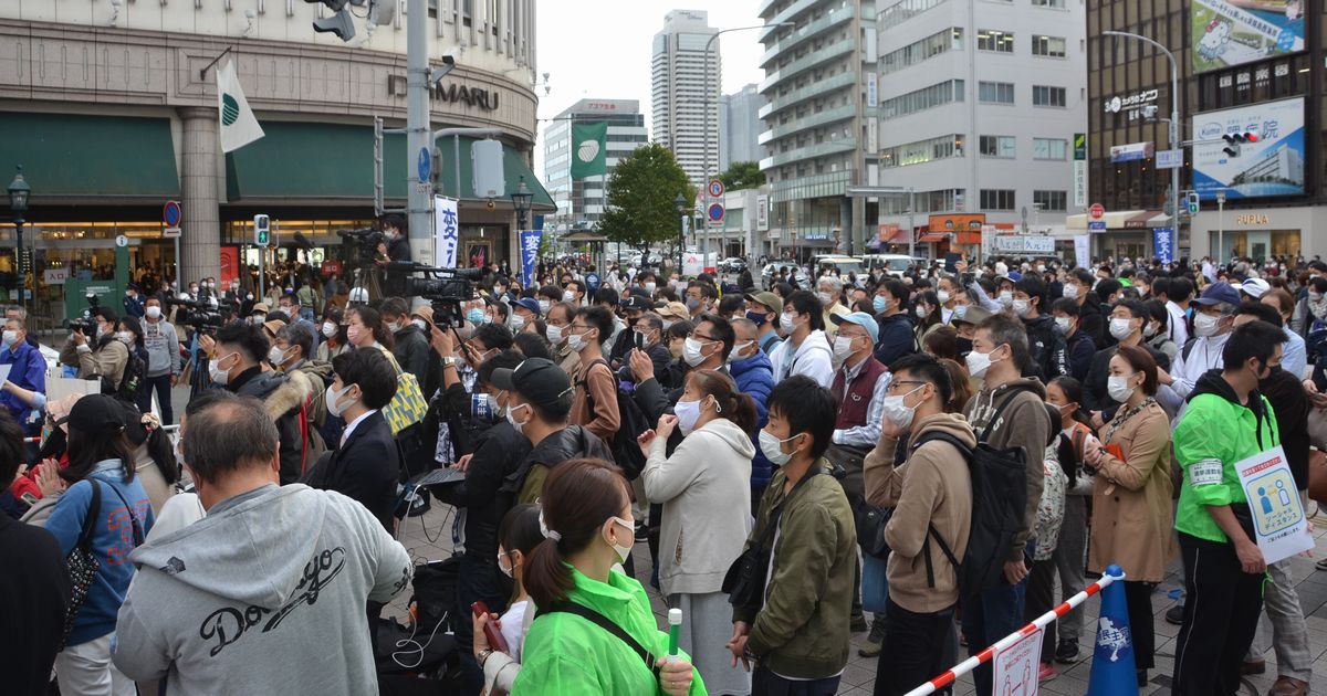 写真・図版 : 衆院選候補者らの街頭演説を聴く人たち＝2021年10月24日、神戸市中央区