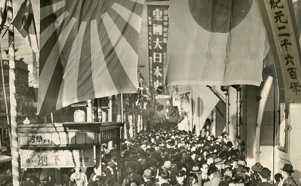 写真・図版 : 皇紀2600年を祝って繰り出した人たちでにぎわう東京・銀座＝1940年11月11日