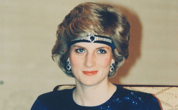 写真・図版 : 1986年、チャールズ英皇太子と来日、宮中晩餐会会場に到着したダイアナ皇太子妃＝1986年5月13日、皇居・竹の間で 
 
