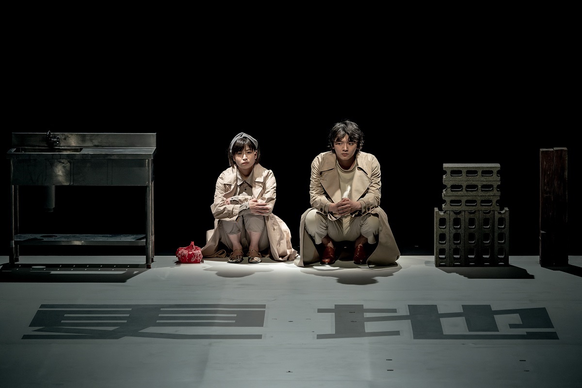 写真・図版 : 『更地』の舞台。南沢奈央（左）と濱田龍臣＝井上嘉和撮影