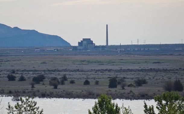 写真・図版 :  コロンビア川の向こうに長崎原爆のプルトニウムを生産したハンフォード「Ｂ原子炉」をのぞむ＝2015年4月8日撮影