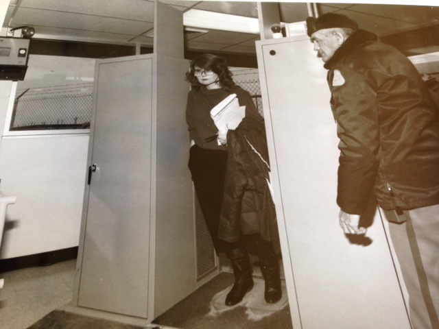 写真・図版 : １９８０年代、ハンフォード核施設を地元紙記者として訪れたカレン・スティールさん（中央）＝本人提供 