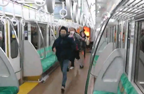 火災が発生した電車内を走って逃げる乗客たち＝ツイッターに投稿された動画から（画像の一部を加工しています）