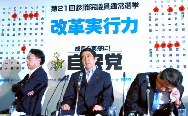 写真・図版 : 2007年参院選で大敗し、質問に答える安倍晋三首相（中央）＝2007年7月29日、自民党本部 

