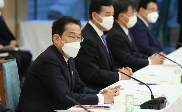 写真・図版 : 新しい資本主義実現会議の初会議で発言する岸田首相（10月26日撮影）