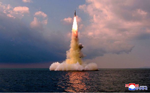 写真・図版 : 2021年10月19日、新型の潜水艦発射断層ミサイルの試射。朝鮮中央通信が配信した＝朝鮮通信