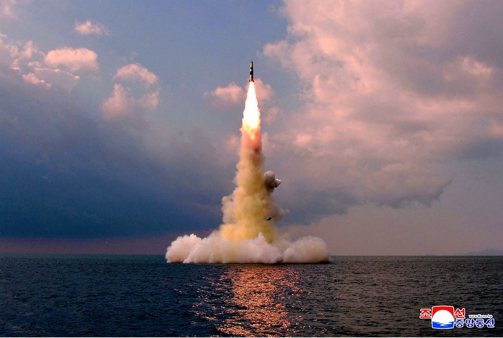 2021年10月19日、新型の潜水艦発射断層ミサイルの試射。朝鮮中央通信が配信した＝朝鮮通信
