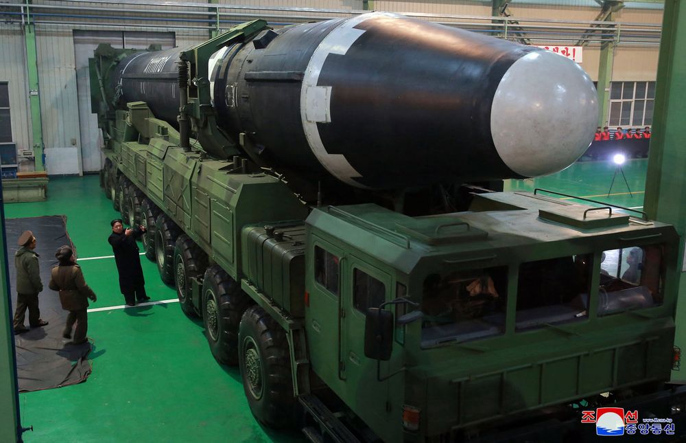 写真・図版 : 2017年10月に試射が行われた大陸間弾道ミサイルと発射台車両を視察する金正恩朝鮮労働党委員長。朝鮮中央通信が配信した＝朝鮮通信