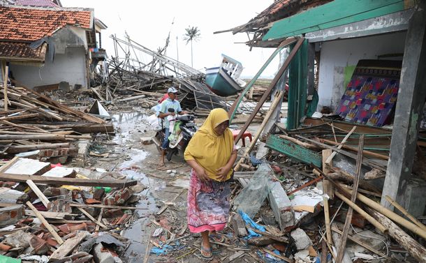 写真・図版 : 津波で多くの家屋が損壊したインドネシアの漁村スンブルジャヤ。船が海から数百メートル内陸の住宅地で座礁していた＝2018年12月28日午後1時28分、野上英文撮影