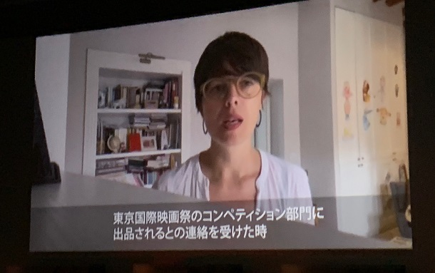 写真・図版 : ビデオで東京グランプリ受賞の喜びを語るカルトリナ・クラスニチ監督=撮影・筆者