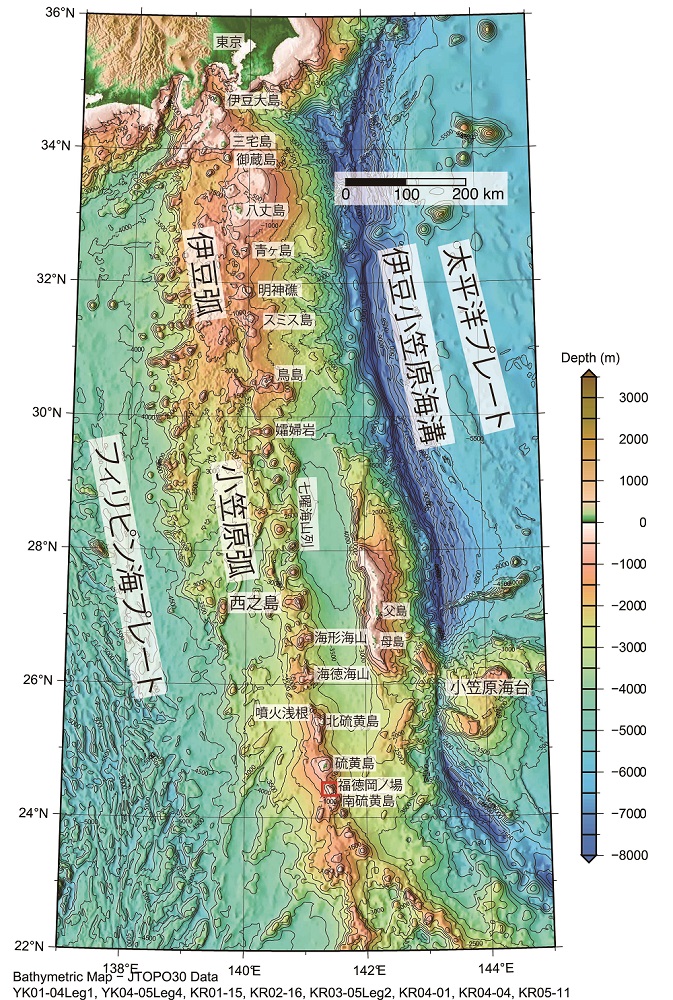 写真・図版 : 東京から南に連なる伊豆小笠原弧と福徳岡ノ場の位置。伊豆大島、三宅島、八丈島のように北部は火山島が多く、南部は海底火山が多い。西之島は2013年からの噴火活動で注目されている。これらの海域火山（火山島と海底火山）は太平洋プレートがフィリピン海プレートに沈み込むことによって形成された沈み込み帯の火山である。