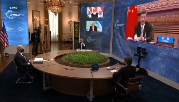 写真・図版 : 気候変動サミットで中国の習近平国家主席が映し出された画面（右）を見る米国のバイデン大統領（左）＝2021年4月22日、米国務省ウェブサイトの中継動画から