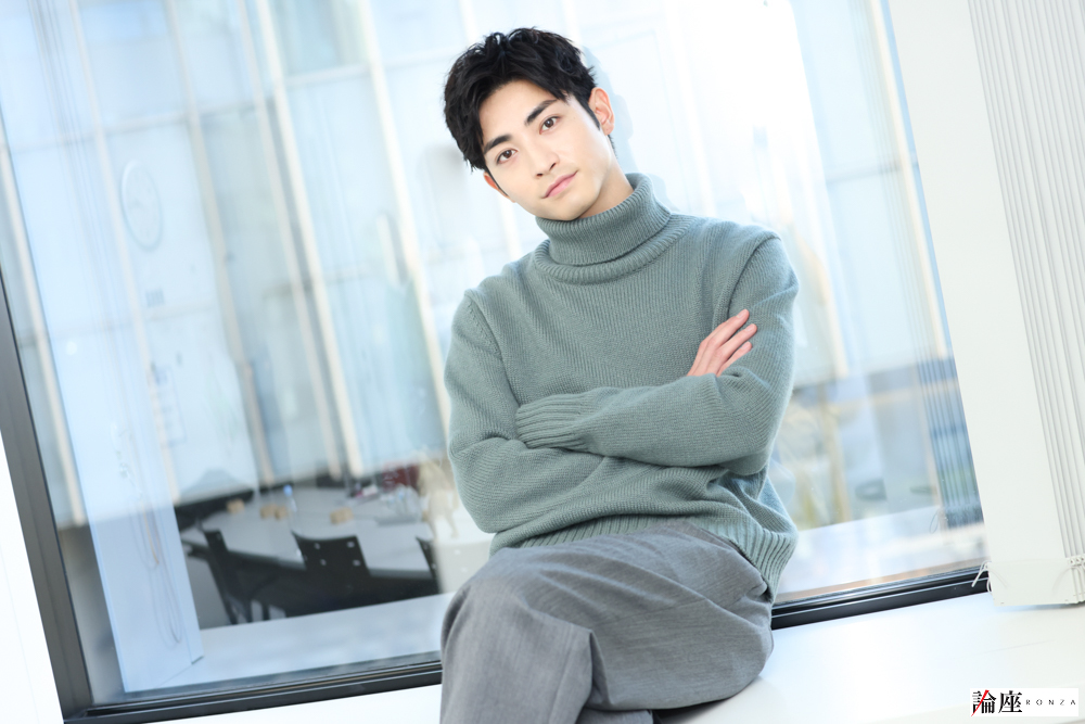 木村達成=宮川舞子 撮影〈ヘアメイク:齊藤沙織・スタイリスト:部坂尚吾(江東衣裳) ニット¥74,800 (HEUGN / IDEAS 03-6869-4279)、トラウザーズ¥35,200(texnh / canall 03-6823-5859)〉