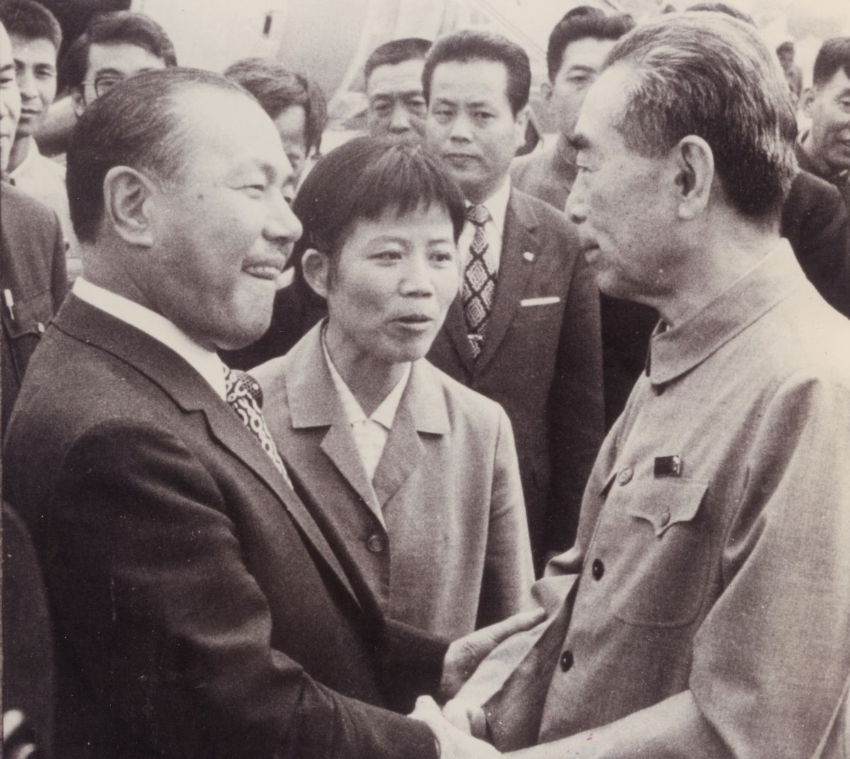 写真・図版 : 中国を訪問し日中国交正常化を果たした田中角栄首相。帰国を前に周恩来首相と握手を交わした＝1972年9月30日、上海空港