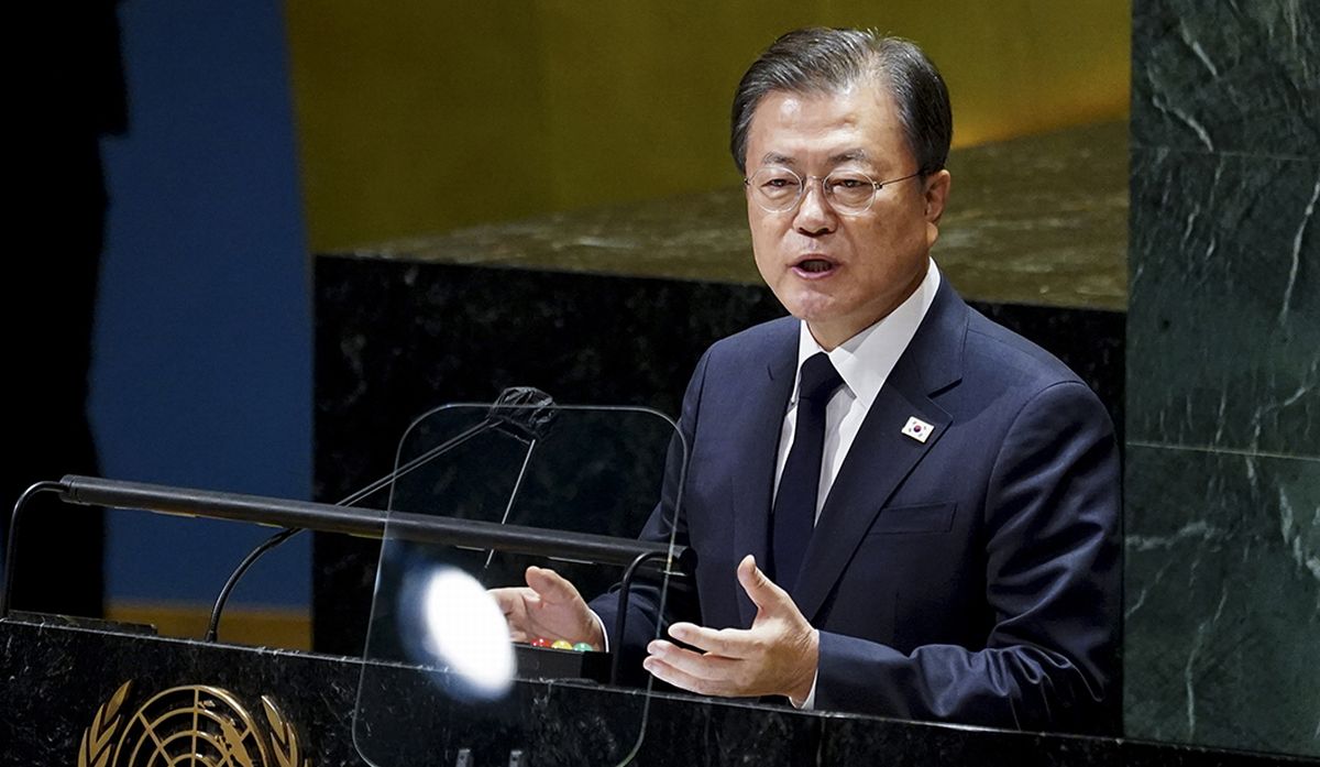 写真・図版 : 国連総会で一般討論演説をする韓国の文在寅大統領＝2021年9月21日、米ニューヨーク、韓国大統領府提供